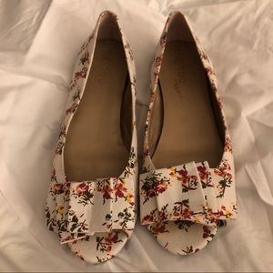 me too Size 10 Floral Peep Toe Flats